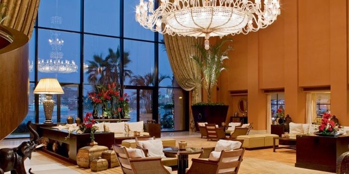 Lobby lounge