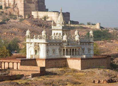 Jaswant Thada memorial, white marble memorial in memory of Jaswant Singh II, Mehrangarh Fort in background, Jodhpur, Rajasthan, India / mausoleum